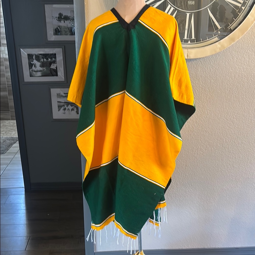 Green Bay Packers Poncho - Picture 2 of 6